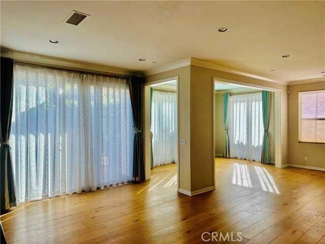 102 Chestnut Grv - Photo 3 of 8