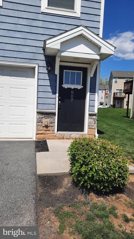 807 Schooner Ln - Photo 2 of 16