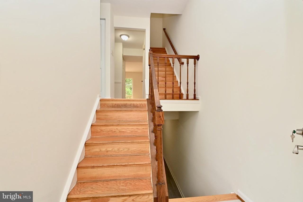 5225 Leeward Ln - Photo 4 of 50