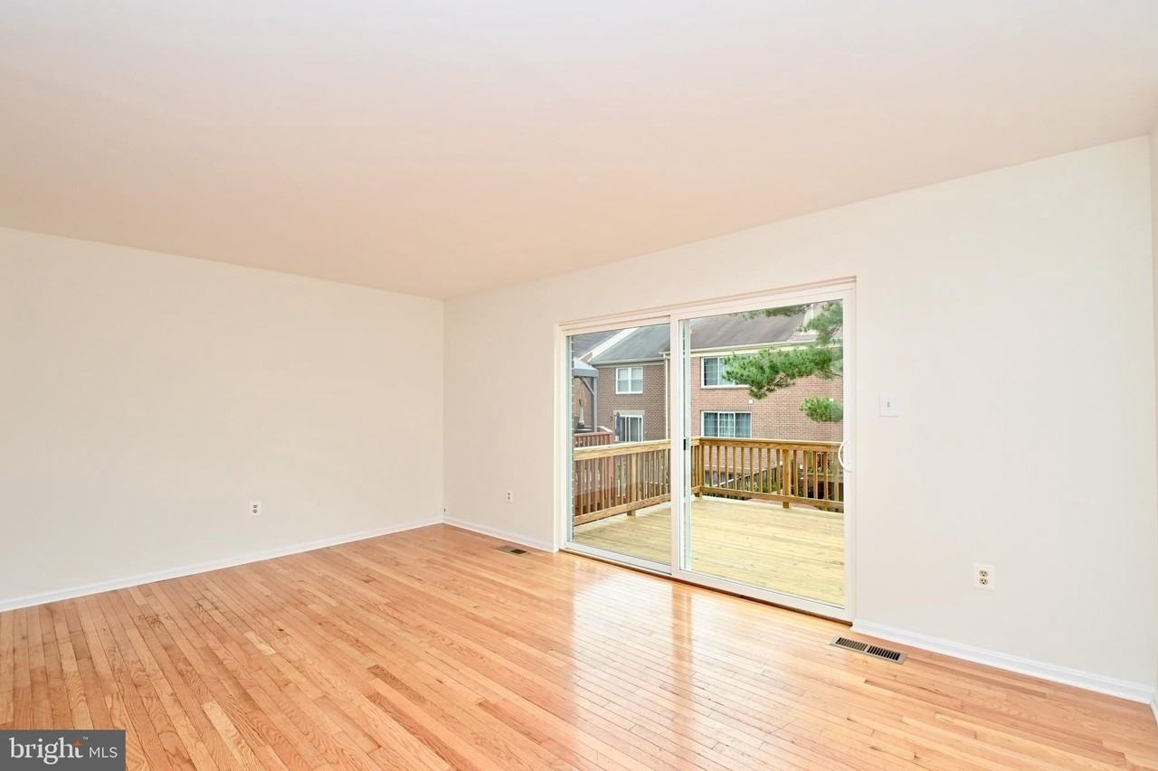 5225 Leeward Ln - Photo 5 of 50