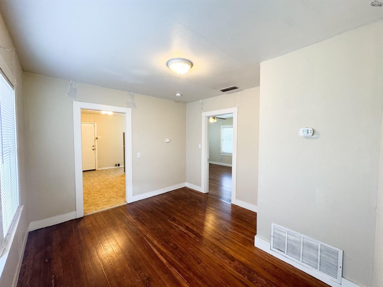2307 Grant St - Photo 4 of 11