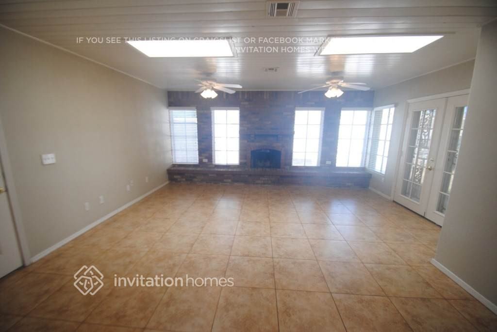 656 S Robin Ln - Photo 2 of 13