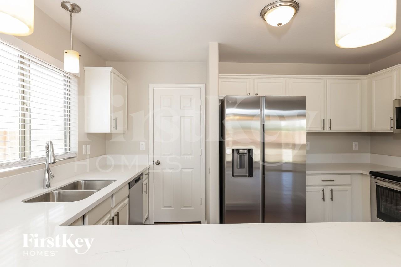 23905 N Oasis Blvd - Photo 5 of 15