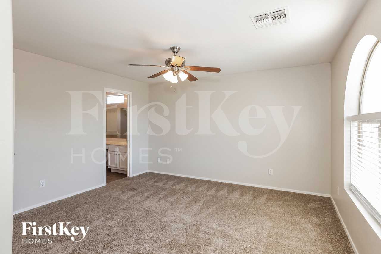 23905 N Oasis Blvd - Photo 6 of 15