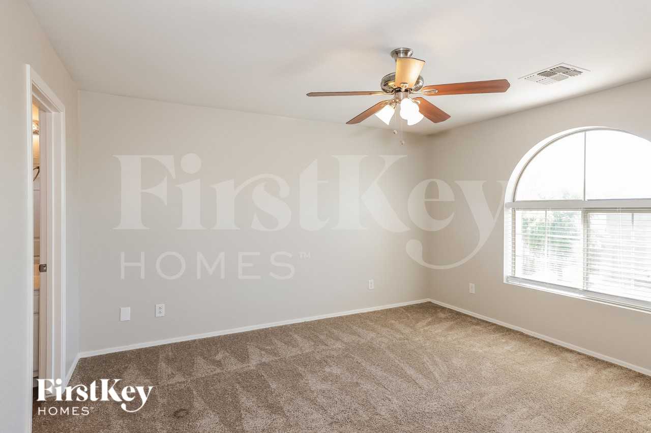 23905 N Oasis Blvd - Photo 7 of 15