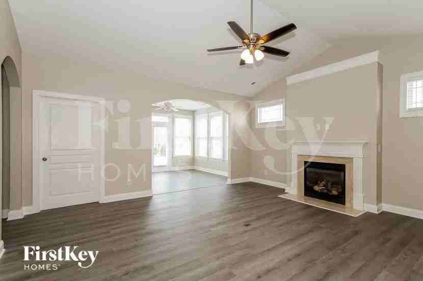 1005 Phar Lap Dr - Photo 3 of 15