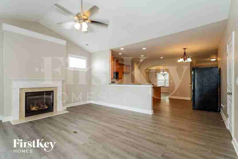 1005 Phar Lap Dr - Photo 4 of 15