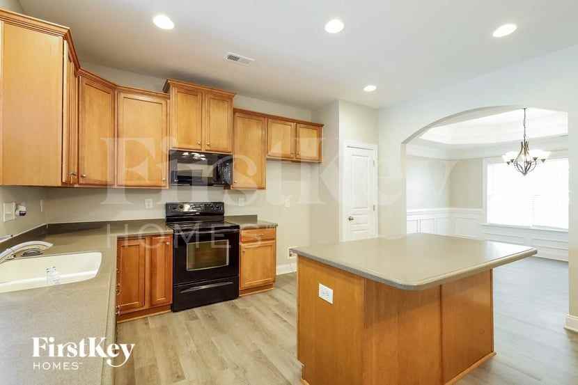 1005 Phar Lap Dr - Photo 7 of 15