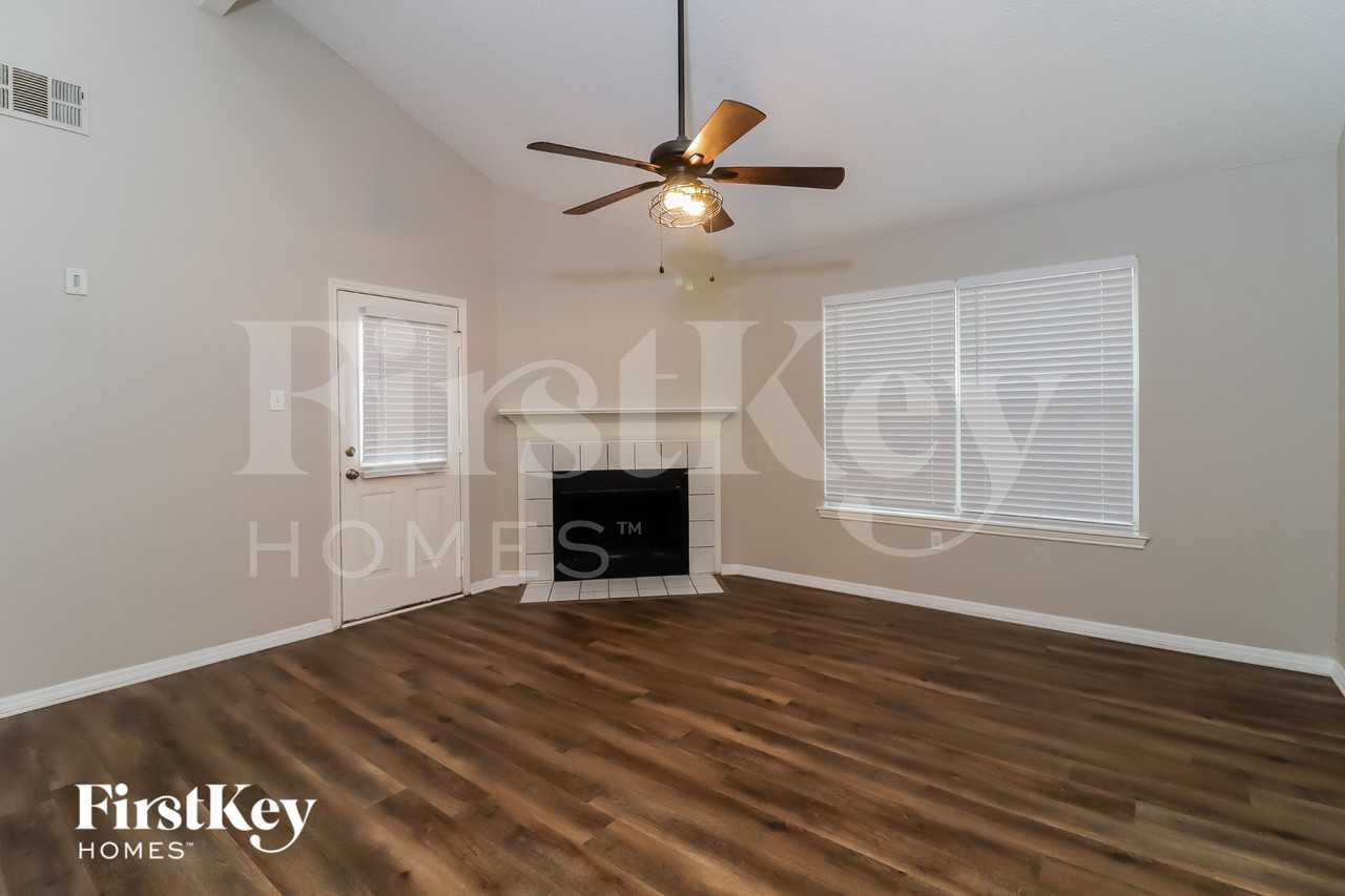 1720 Whispering Cove Trl - Photo 3 of 15