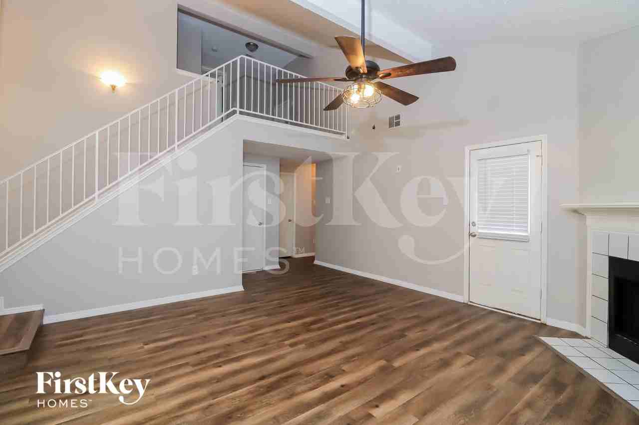 1720 Whispering Cove Trl - Photo 4 of 15