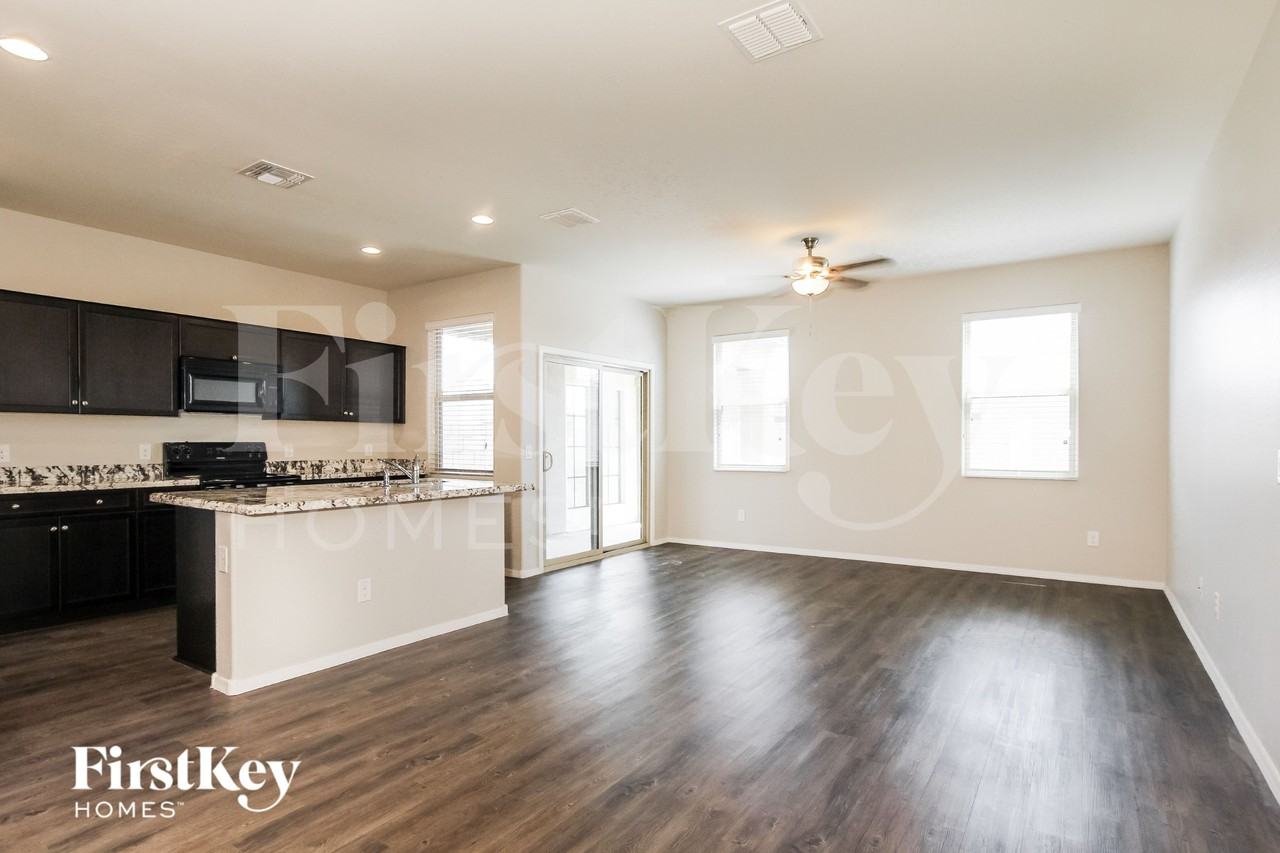 2635 W Tamarisk Ave - Photo 2 of 15