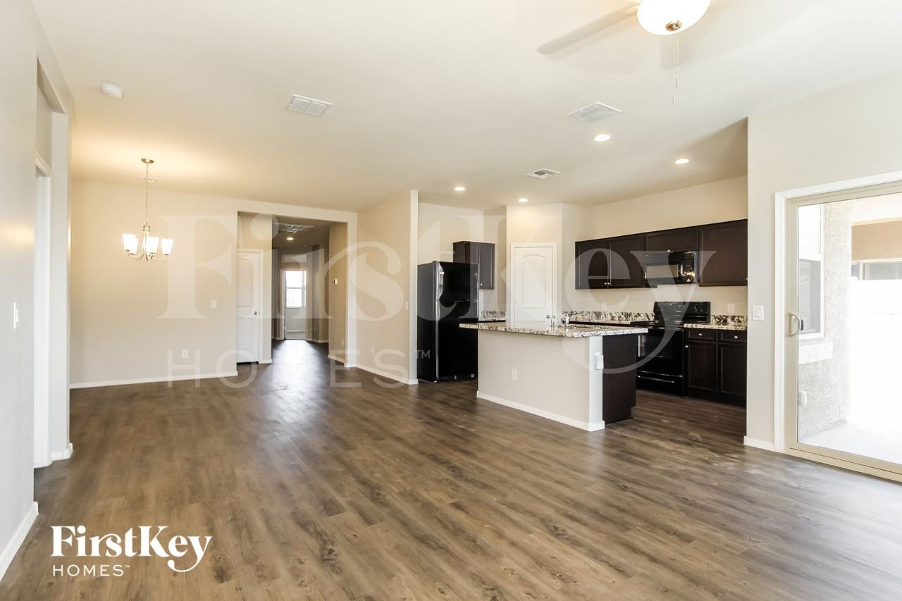 2635 W Tamarisk Ave - Photo 3 of 15