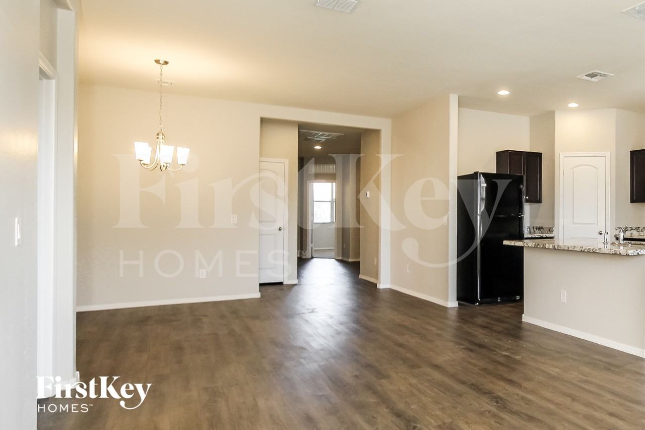 2635 W Tamarisk Ave - Photo 4 of 15