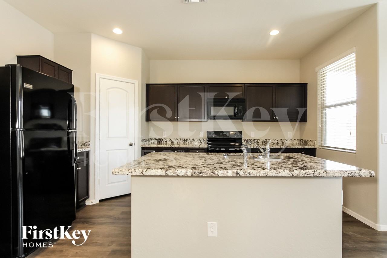 2635 W Tamarisk Ave - Photo 5 of 15