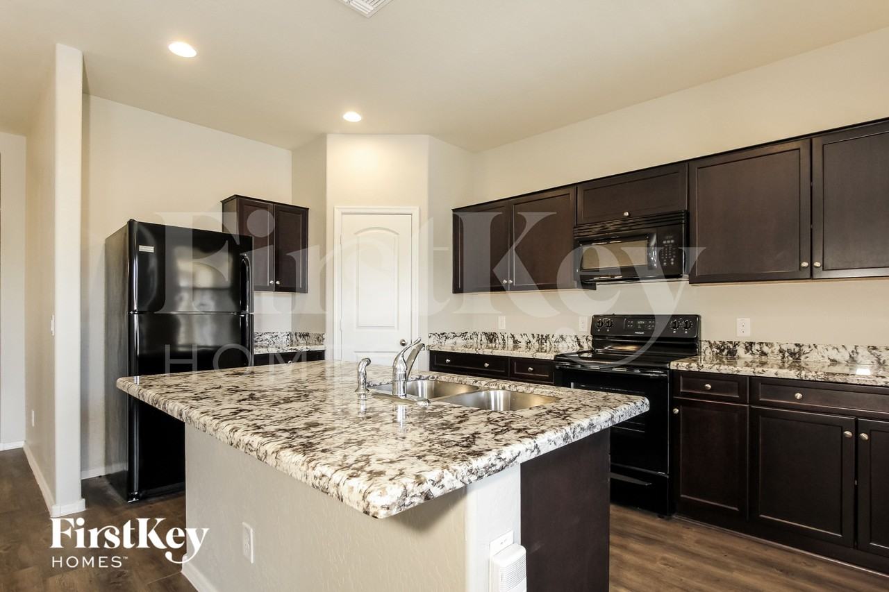 2635 W Tamarisk Ave - Photo 6 of 15