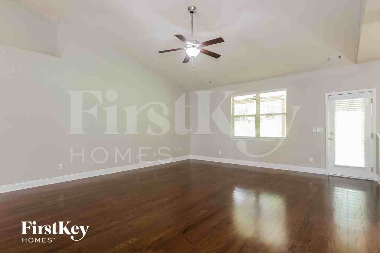 1022 Yorkshire Dr - Photo 2 of 15