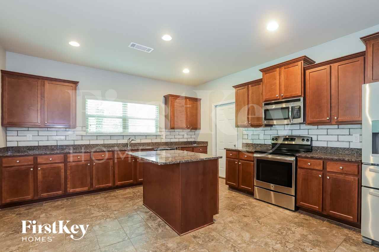 1022 Yorkshire Dr - Photo 4 of 15