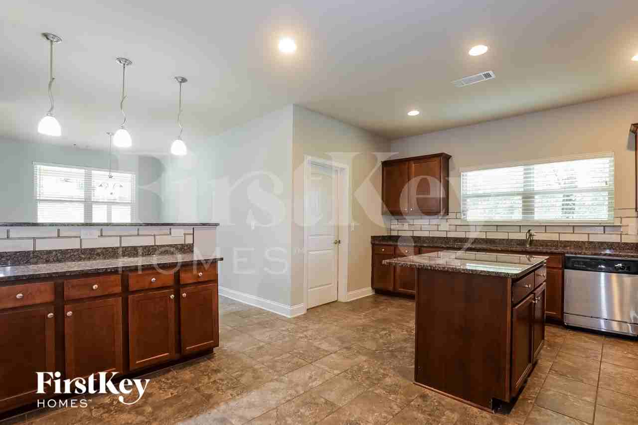 1022 Yorkshire Dr - Photo 5 of 15