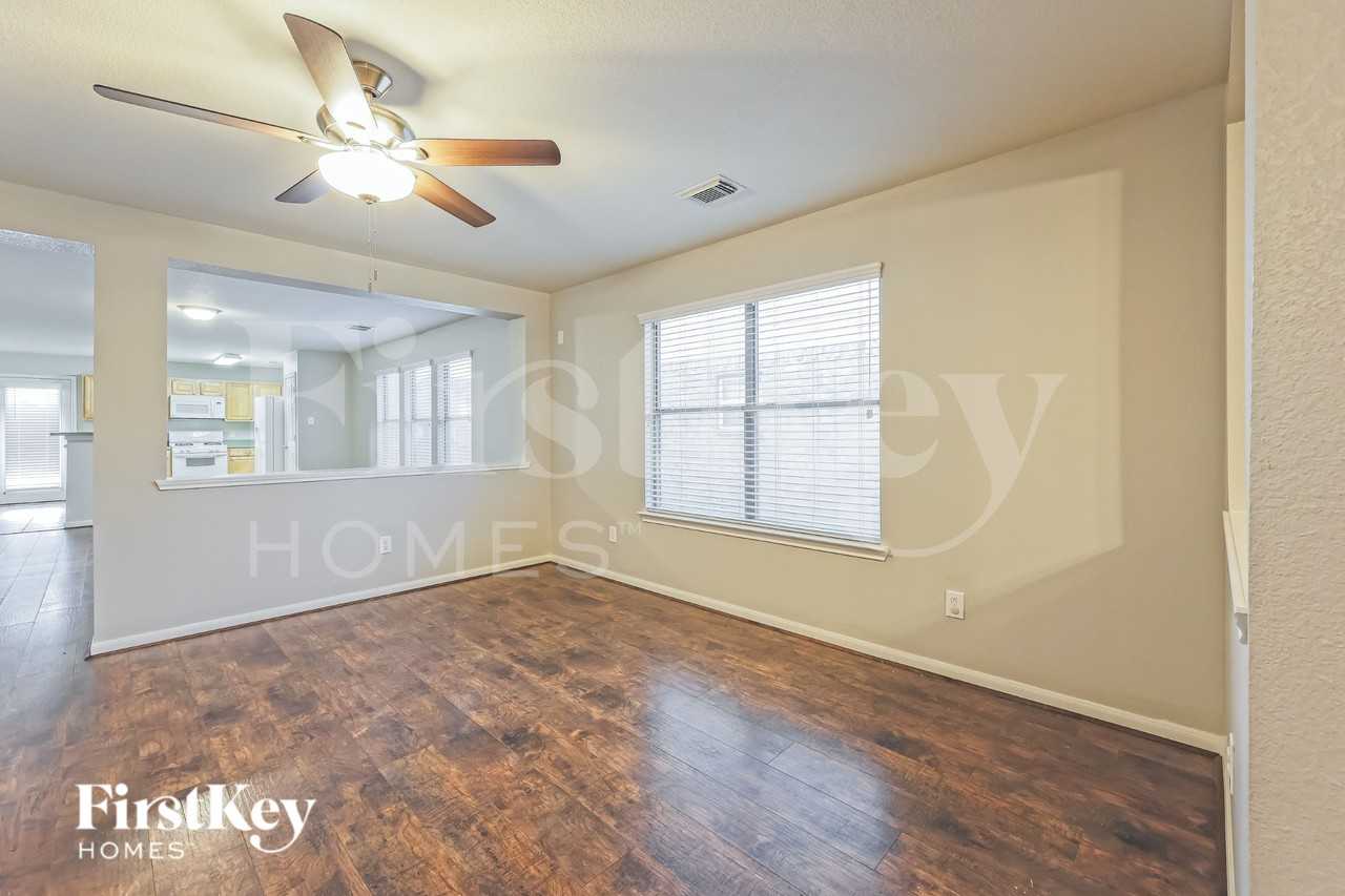29311 Legends Hill Dr - Photo 2 of 16