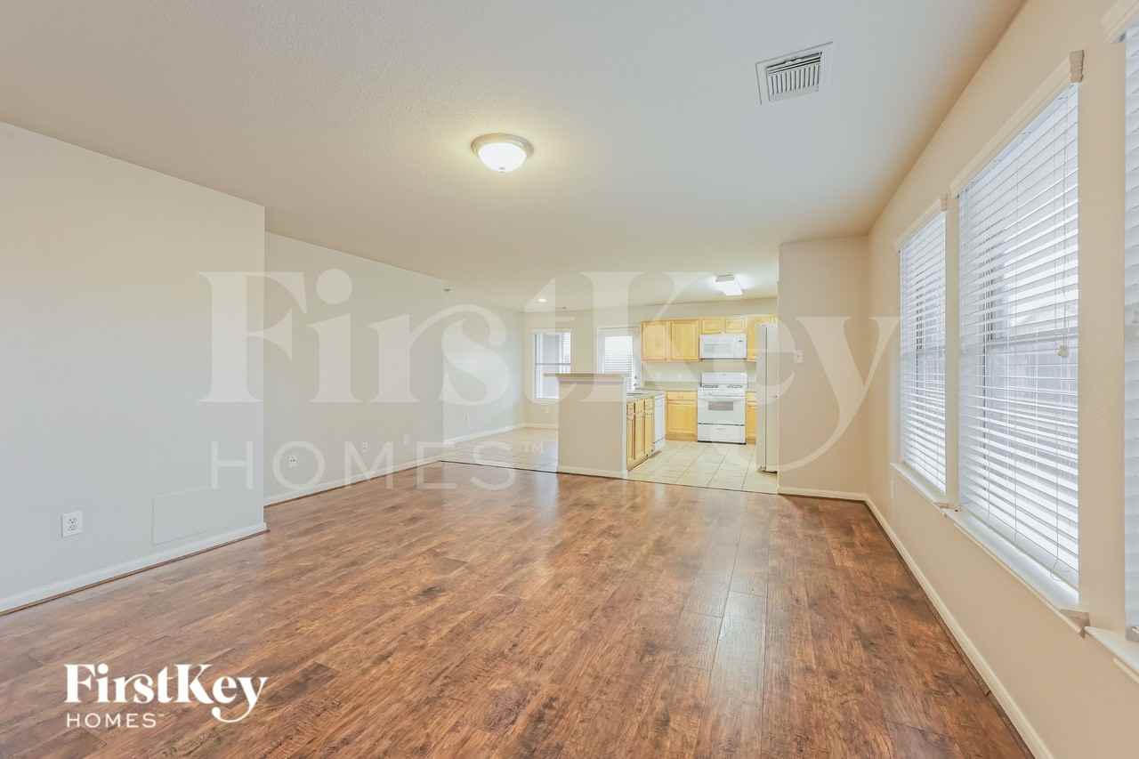 29311 Legends Hill Dr - Photo 3 of 16