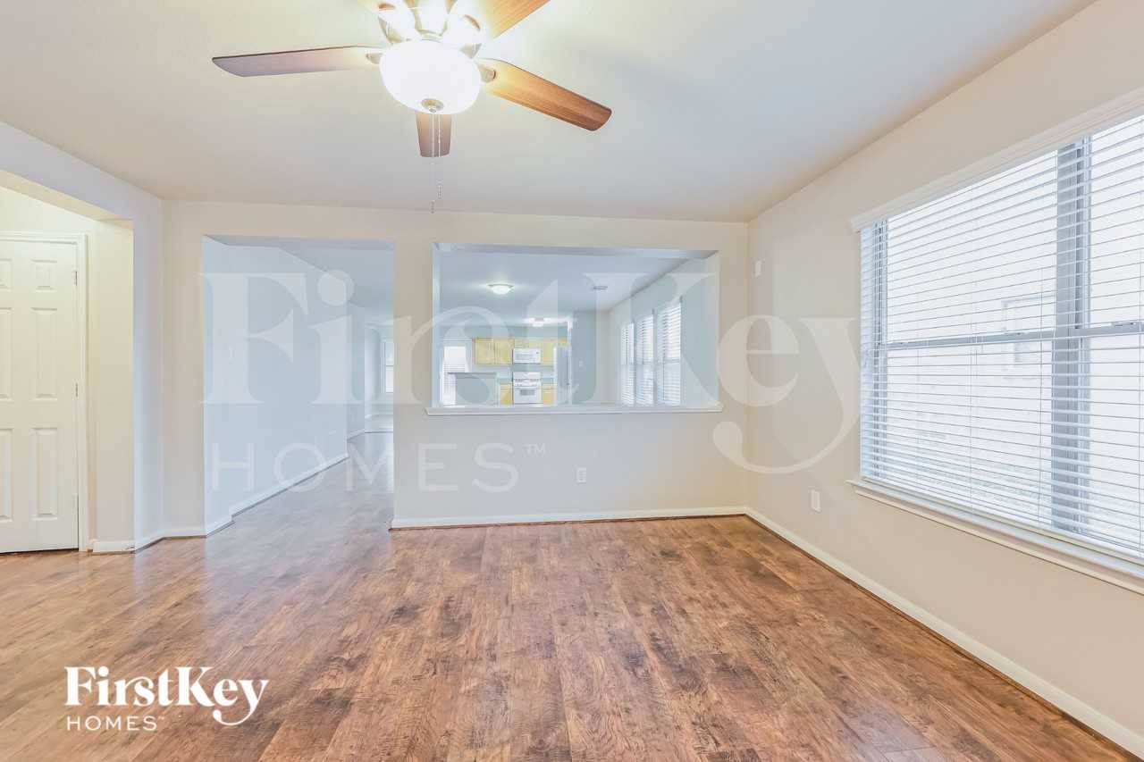 29311 Legends Hill Dr - Photo 4 of 16