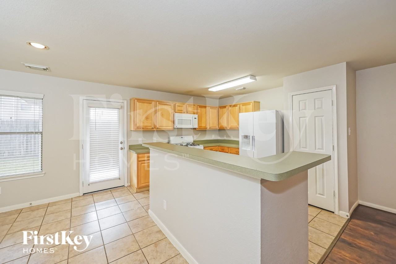 29311 Legends Hill Dr - Photo 5 of 16