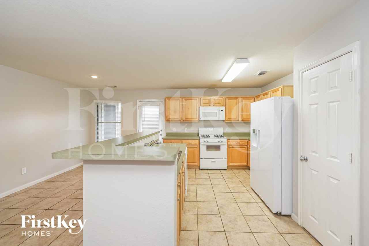 29311 Legends Hill Dr - Photo 7 of 16