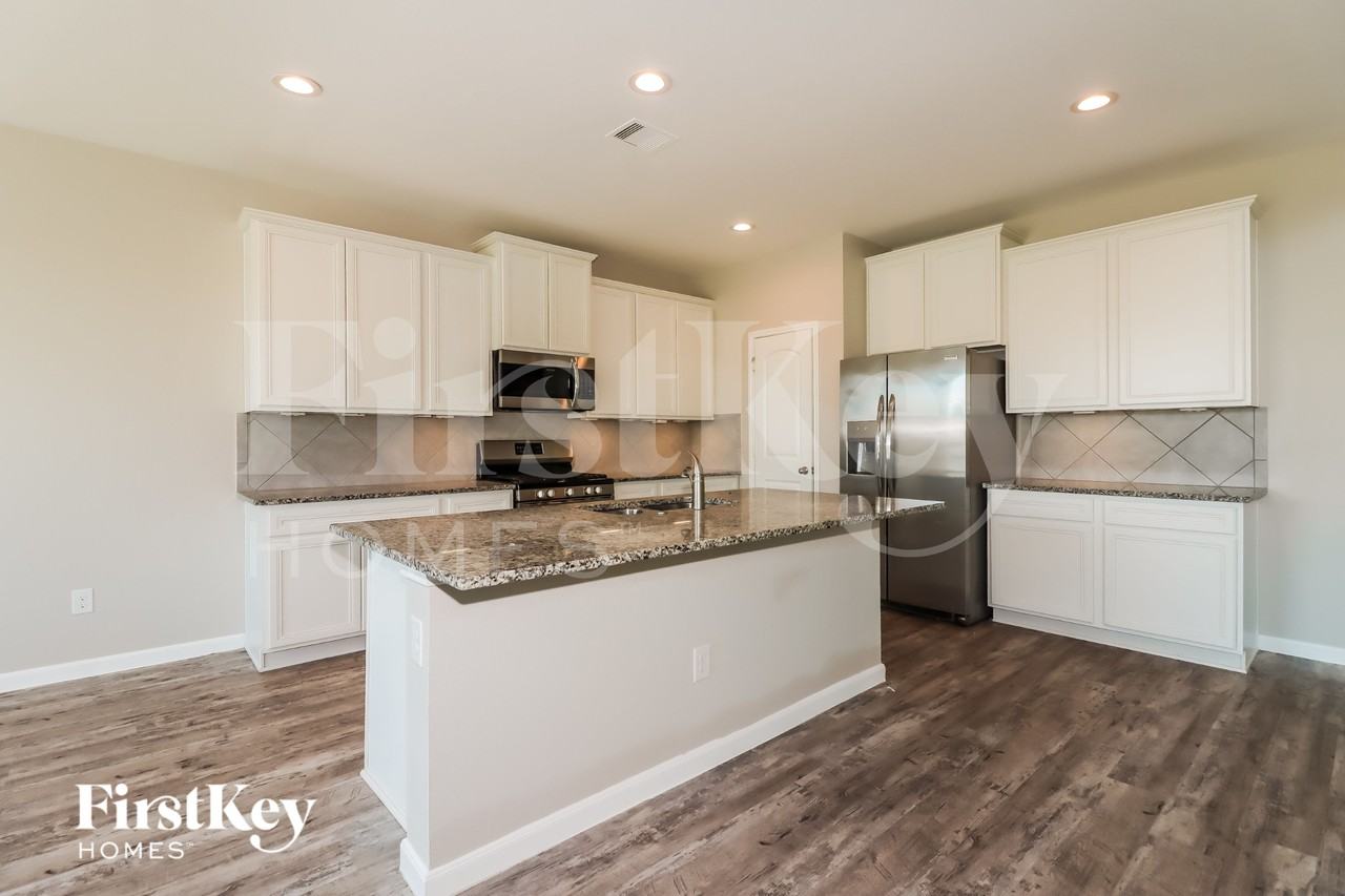 28008 Langsdale Ct - Photo 4 of 15