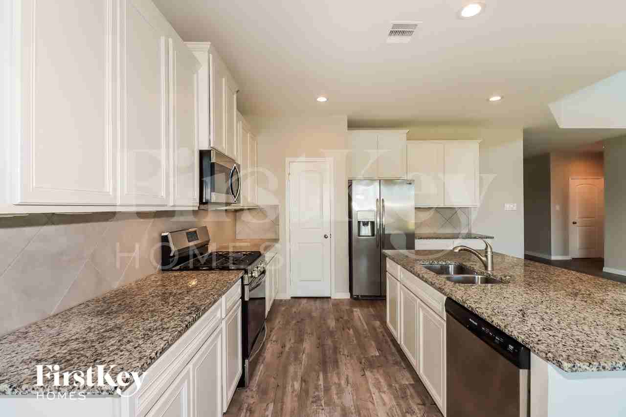 28008 Langsdale Ct - Photo 5 of 15