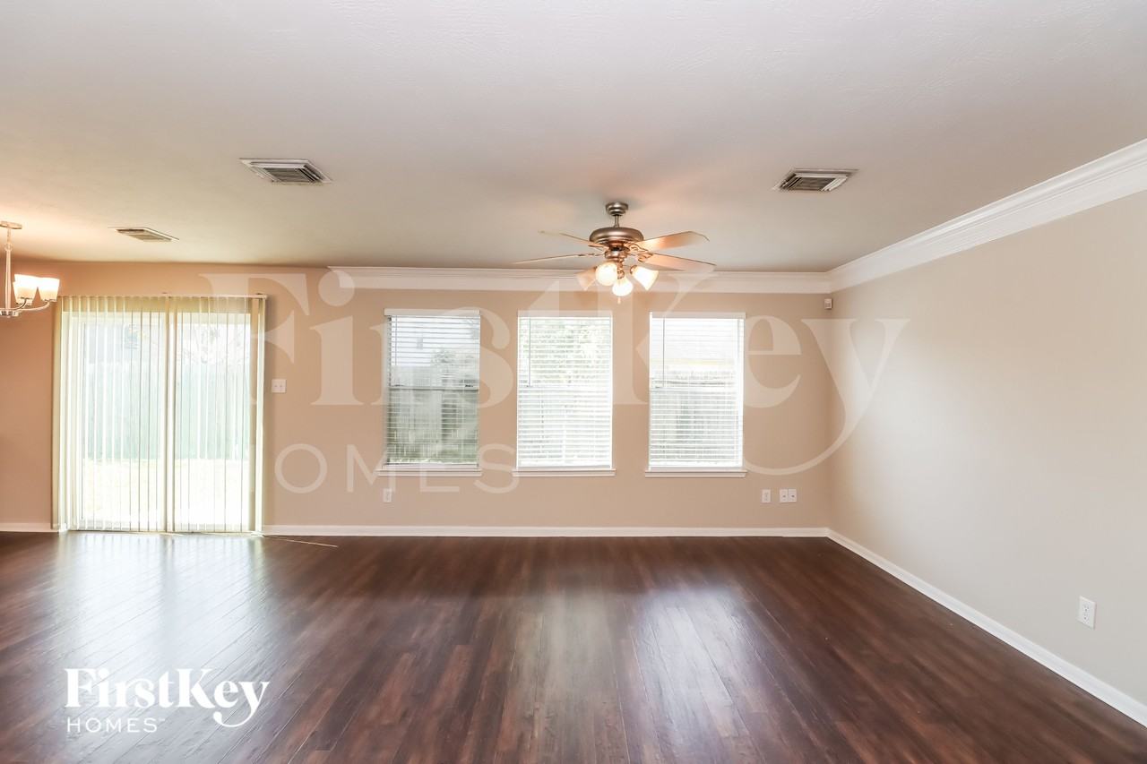 7811 Brookfield St - Photo 3 of 16