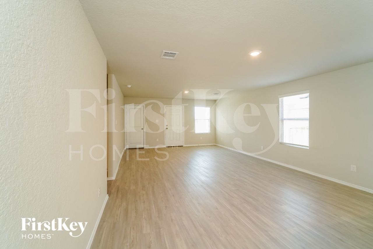 10755 Prusiner Dr - Photo 3 of 16