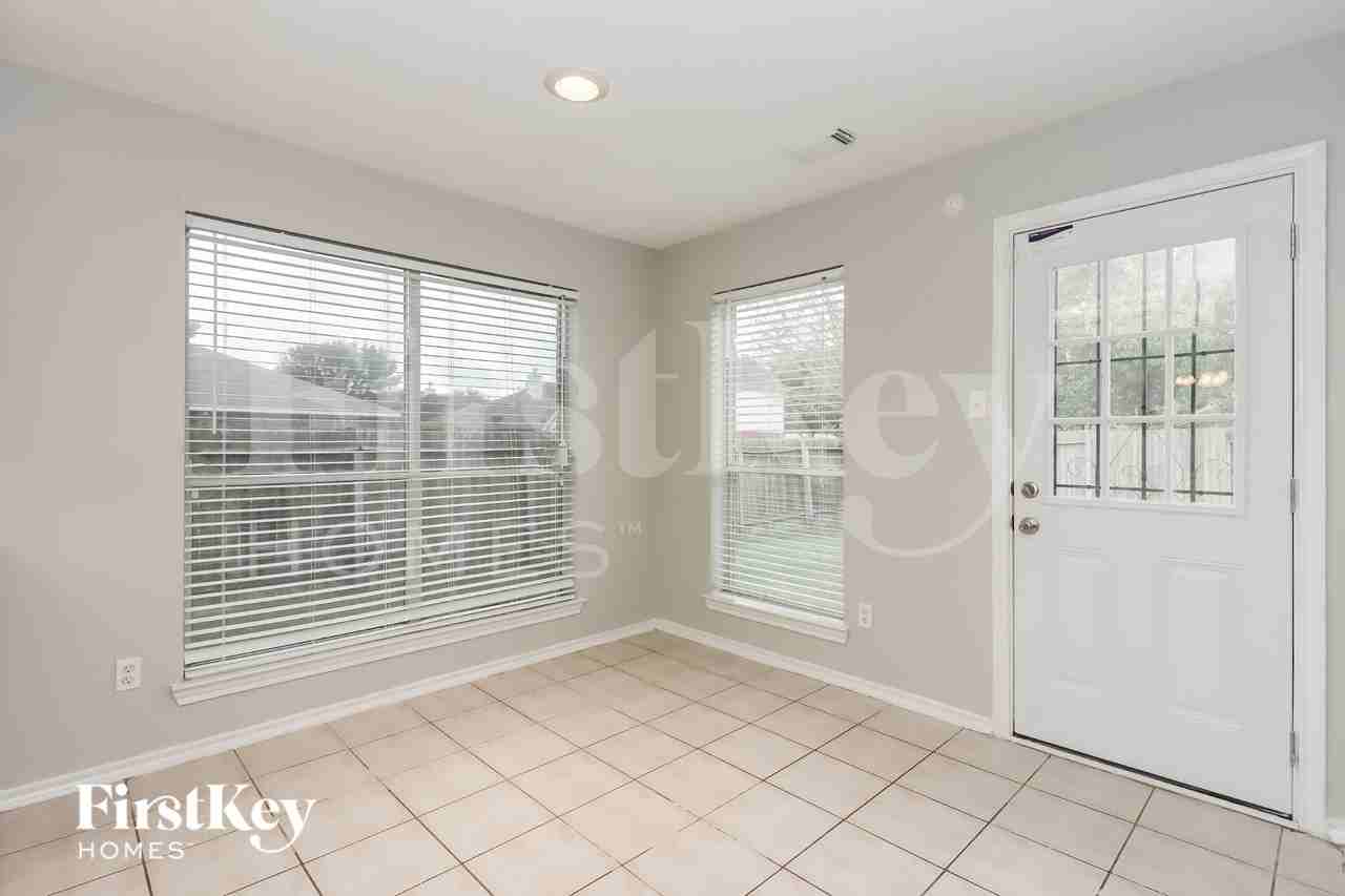 5703 Afton Ridge Ln - Photo 5 of 16
