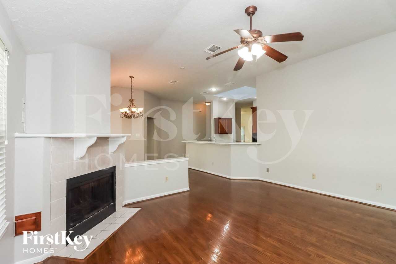 8002 Tustin Dr - Photo 3 of 15