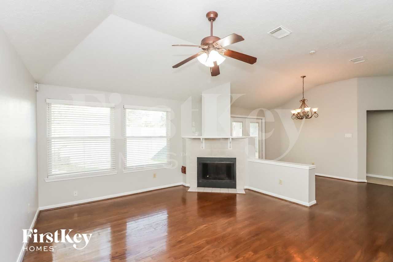 8002 Tustin Dr - Photo 4 of 15