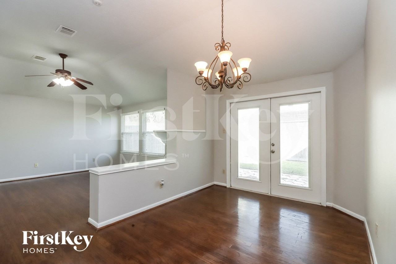 8002 Tustin Dr - Photo 5 of 15