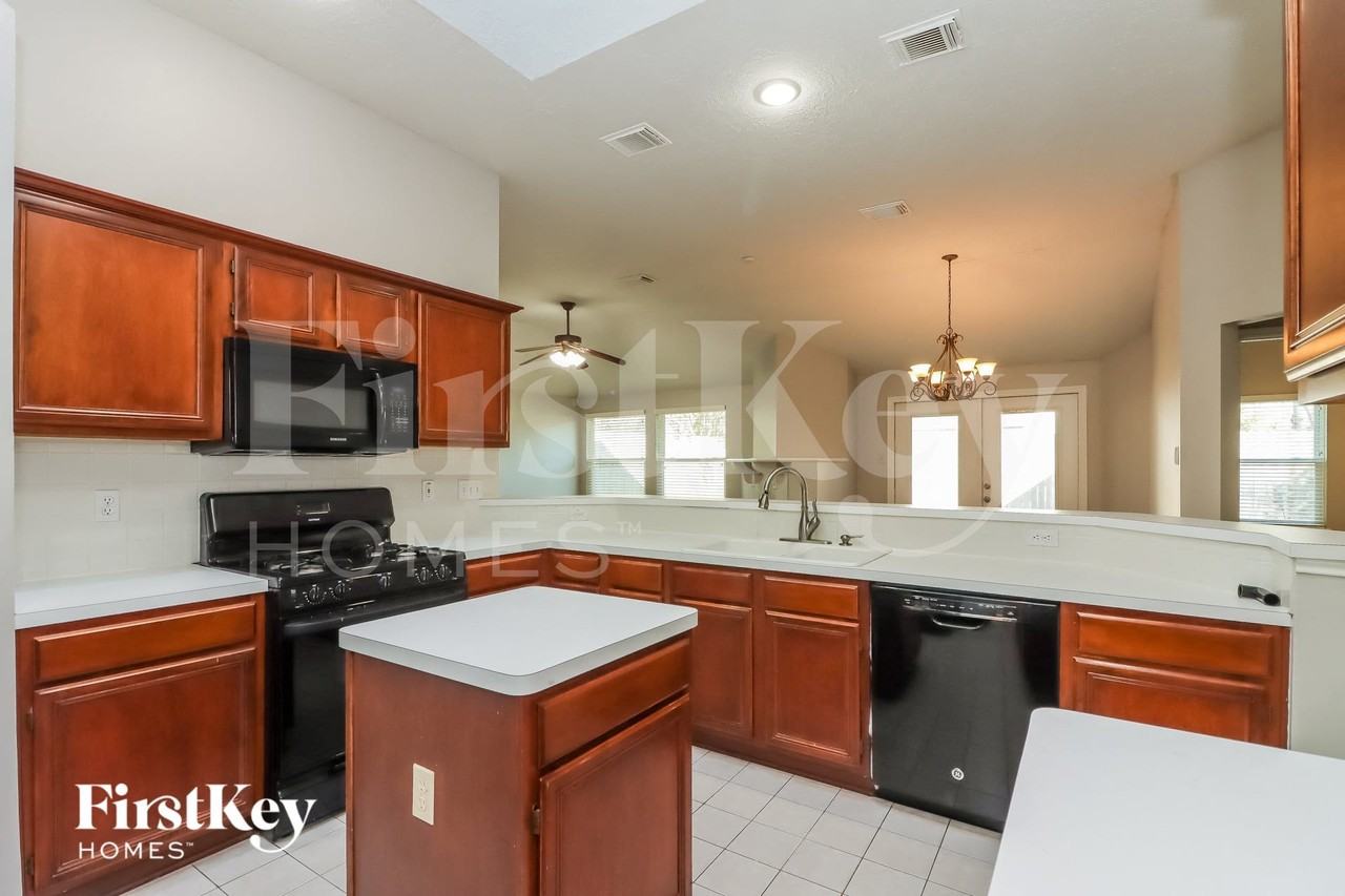 8002 Tustin Dr - Photo 6 of 15