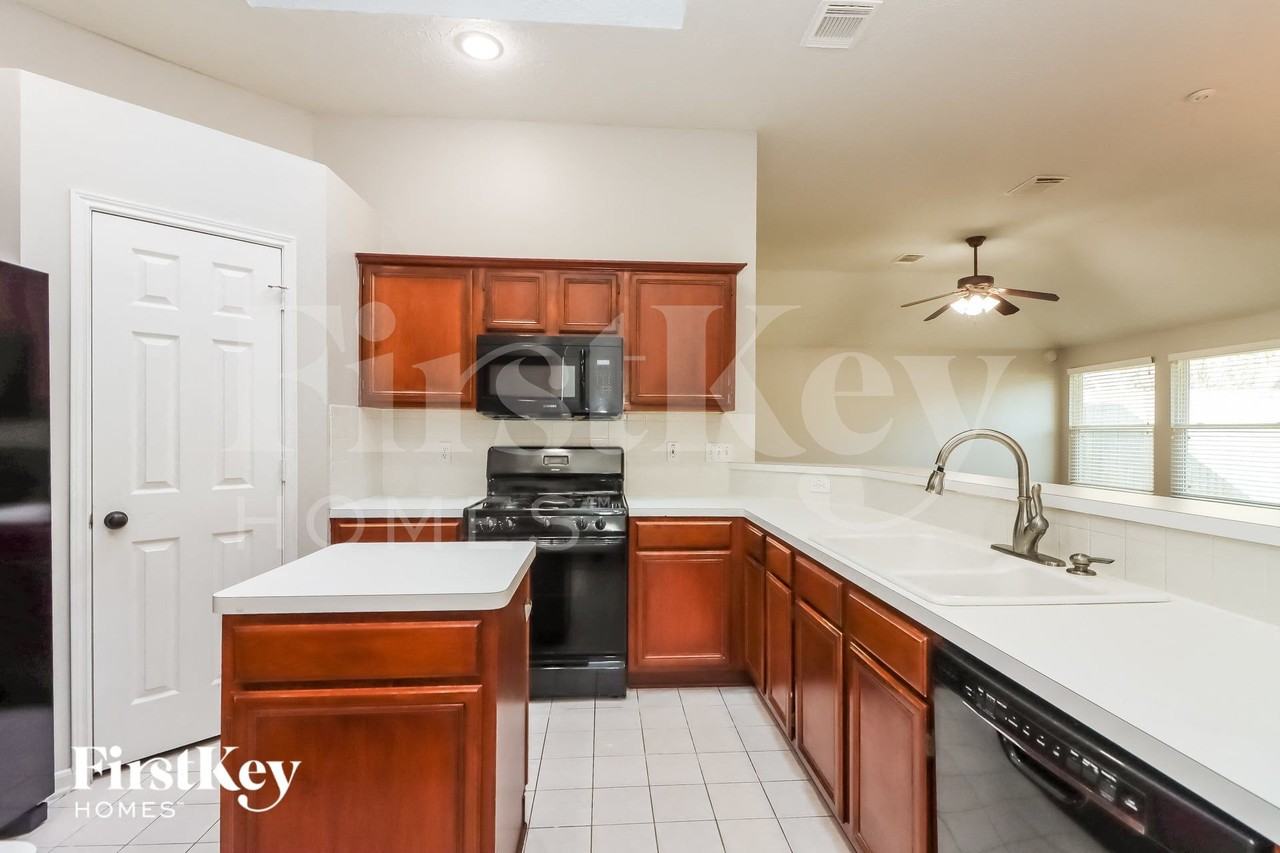8002 Tustin Dr - Photo 7 of 15
