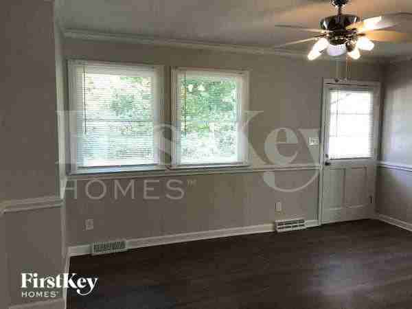 940 Ridgeway Dr - Photo 2 of 10
