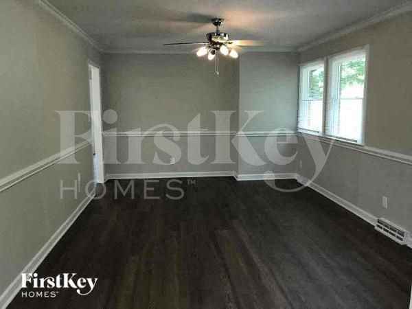940 Ridgeway Dr - Photo 3 of 10