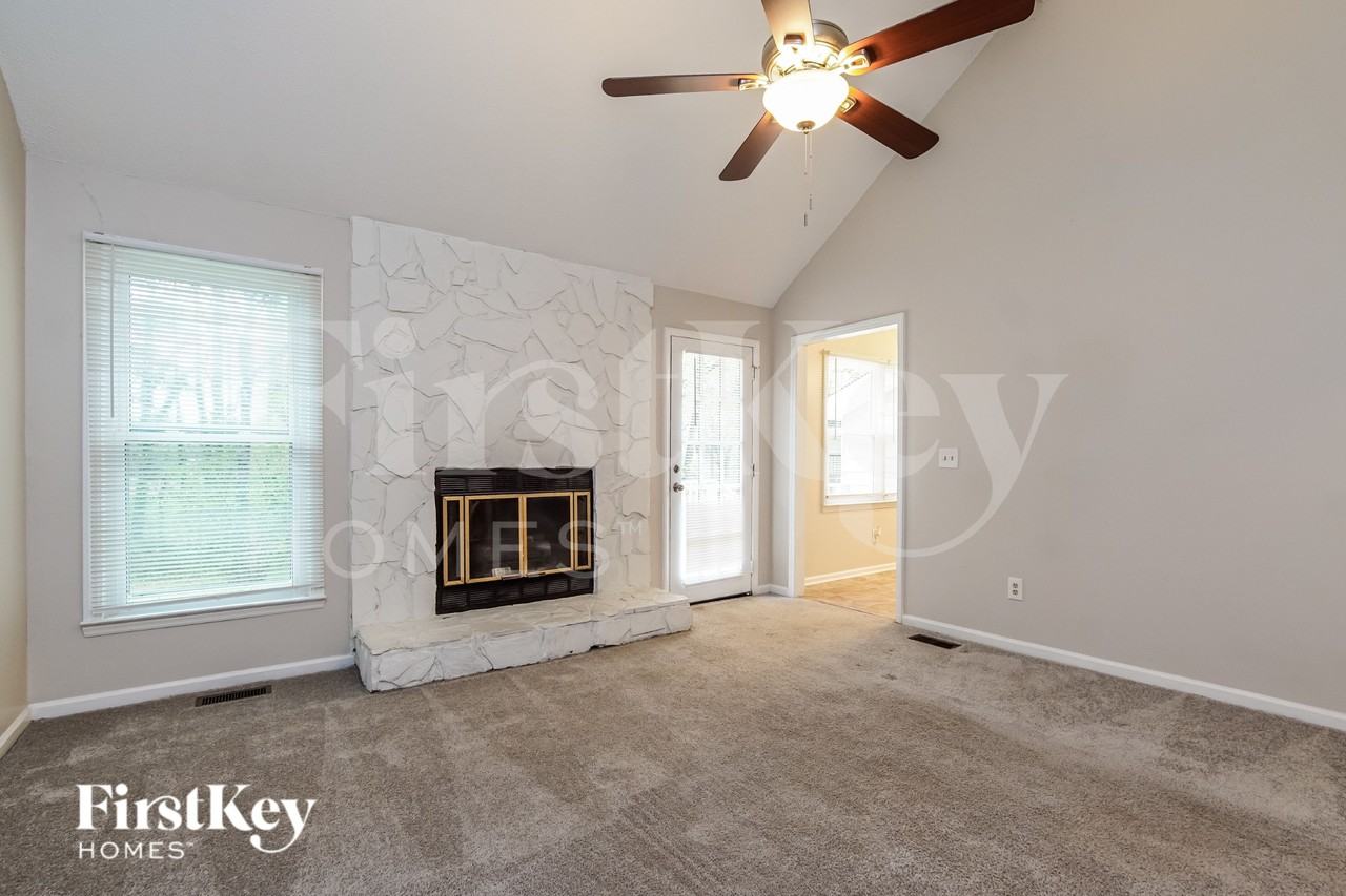 1909 Red Oak Ln - Photo 5 of 17