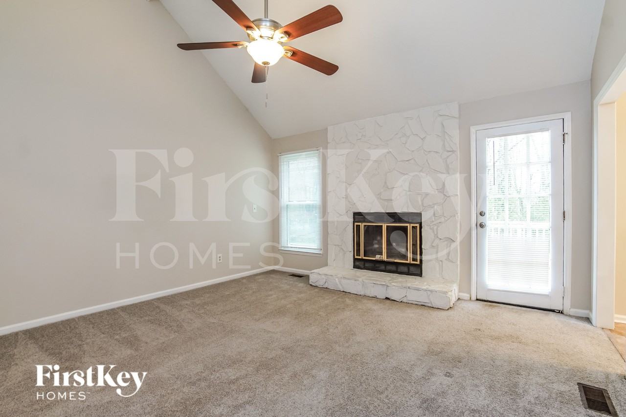 1909 Red Oak Ln - Photo 6 of 17