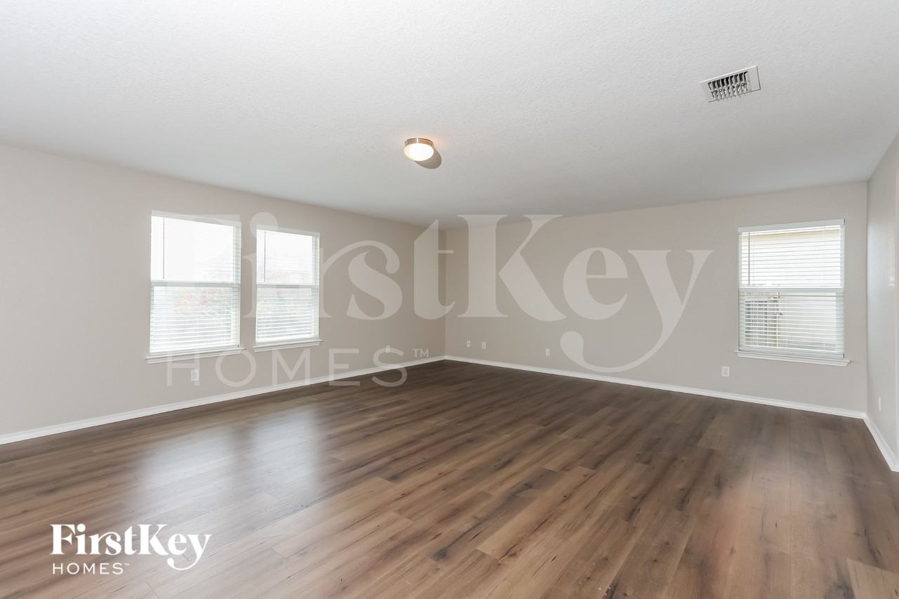 466 Dolly Dr - Photo 3 of 16