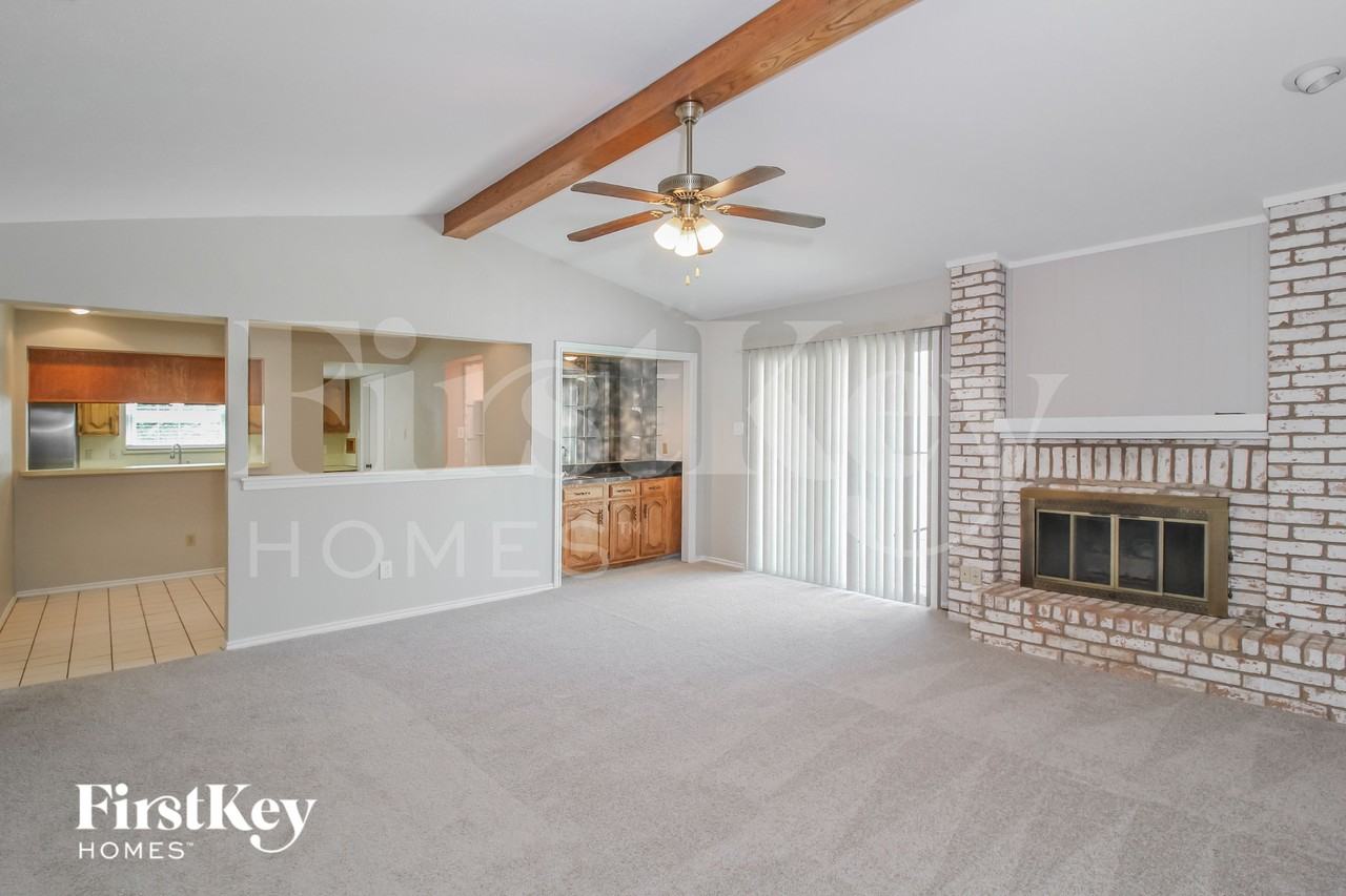 1113 Wood Creek Cir - Photo 3 of 16