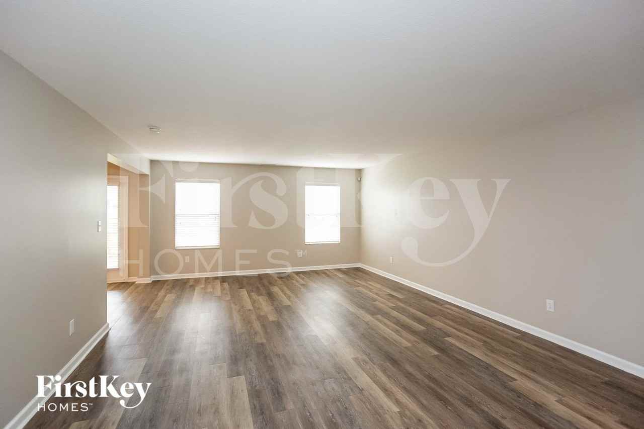 15490 Farmland Ct - Photo 3 of 15