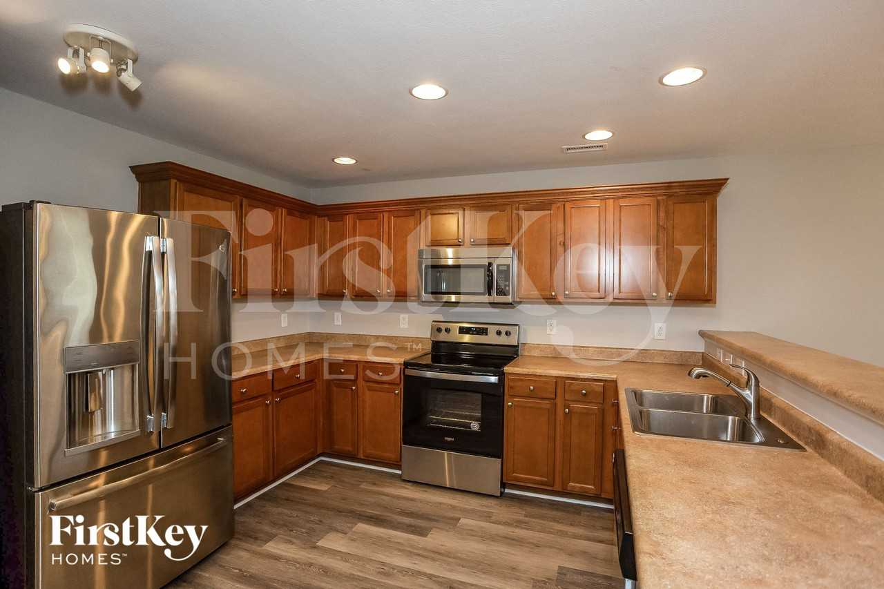 15490 Farmland Ct - Photo 5 of 15
