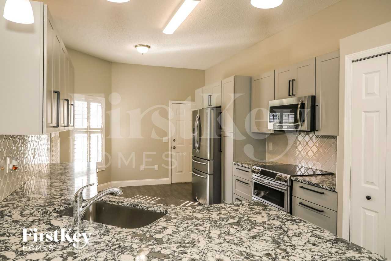 1913 Belhaven Dr - Photo 5 of 16