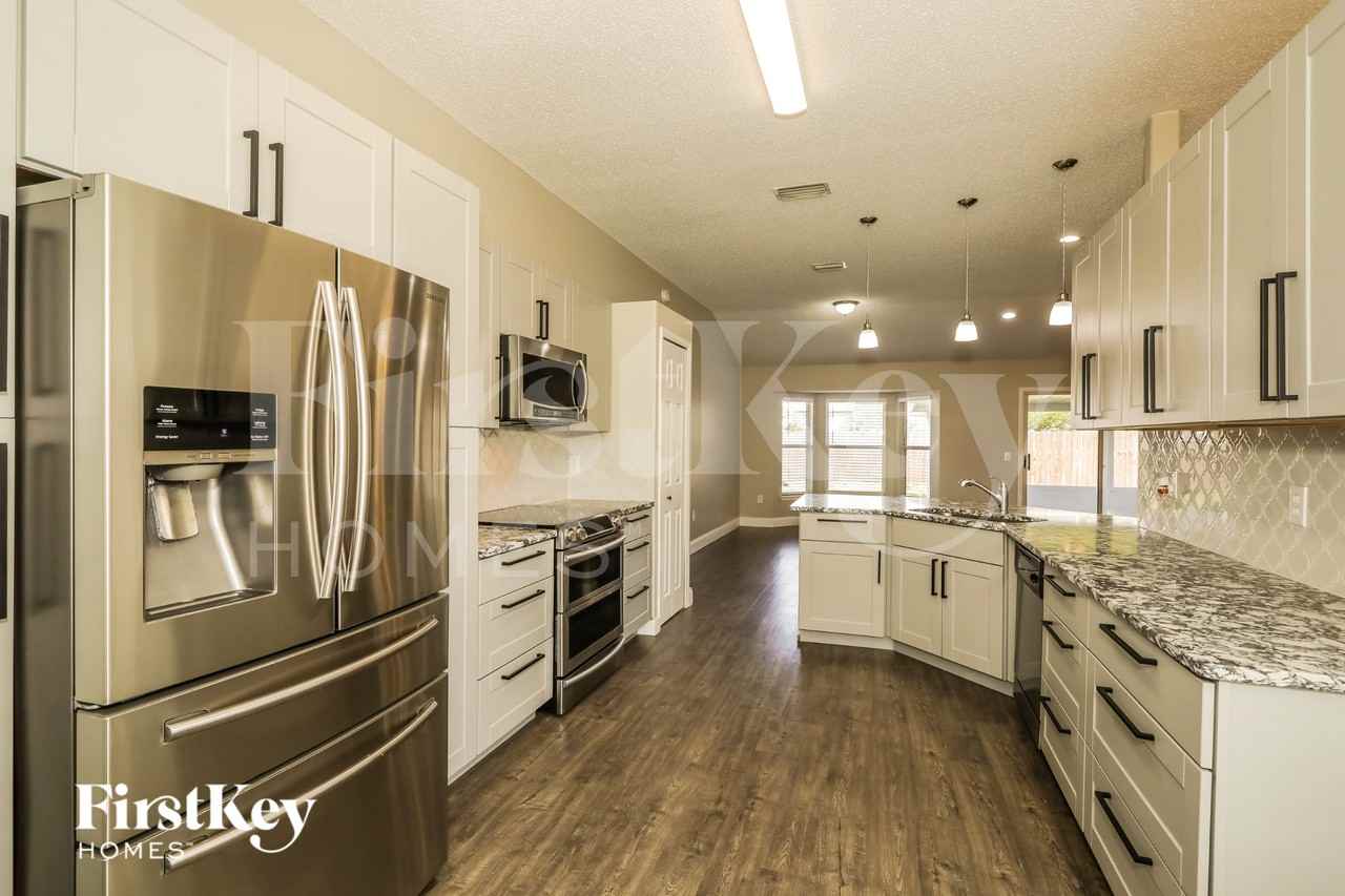 1913 Belhaven Dr - Photo 6 of 16