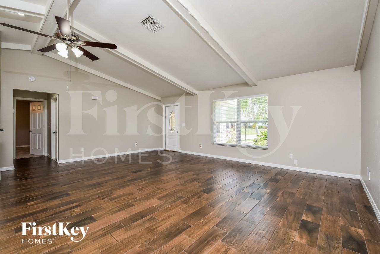 406 Se 10th Ave - Photo 3 of 16