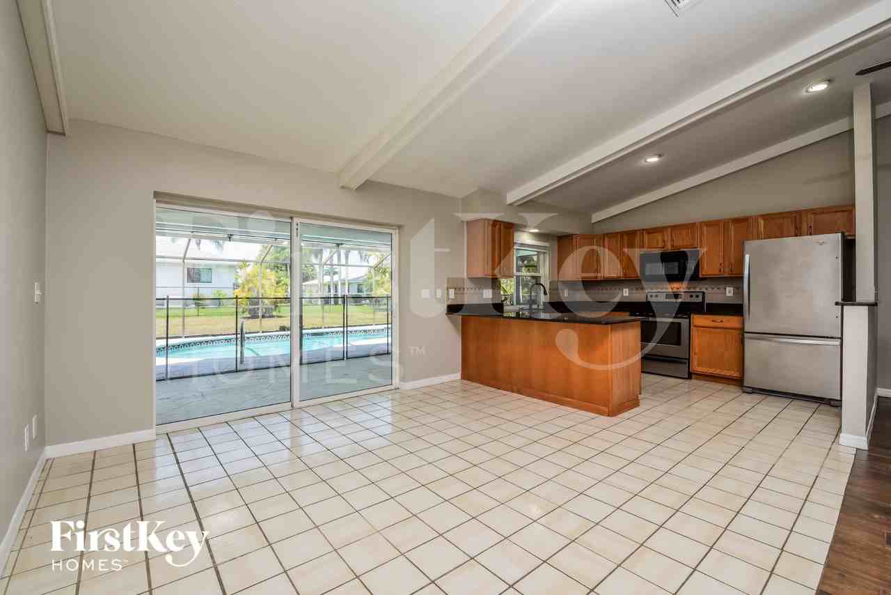 406 Se 10th Ave - Photo 5 of 16