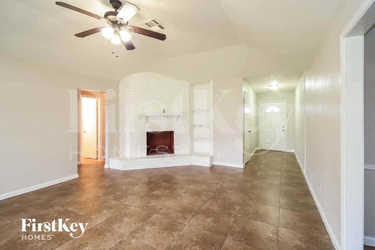 10411 Cedartowne Ln - Photo 4 of 16